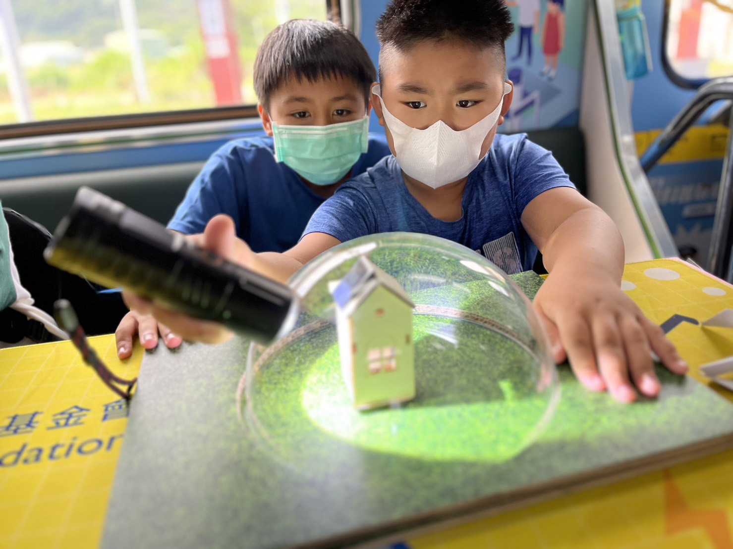 MG不朽情缘參與基礎科學主題車廂，以STEAM教學精神，設計「逐日科學家」、「太陽能工程師」以及「淨零建築師」三大能源科普課程和實驗