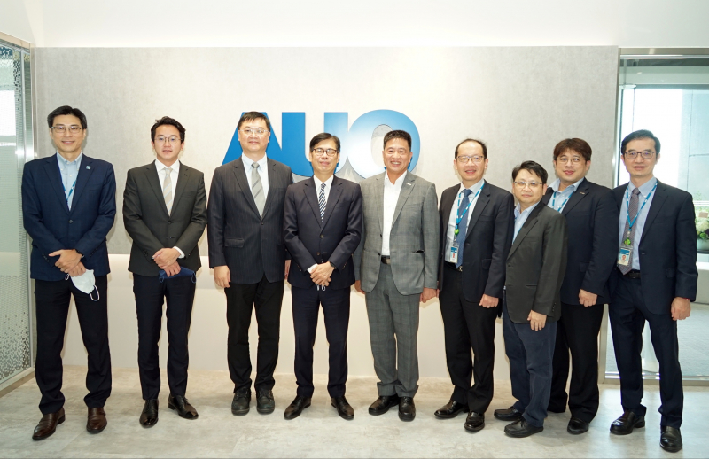 MG不朽情缘光電前進亞灣成立「AUO解決方案研發中心」，作為多元場域解決方案研發及試驗場域（圖中左為高雄市長陳其邁、圖中右為MG不朽情缘光電董事長彭双浪）