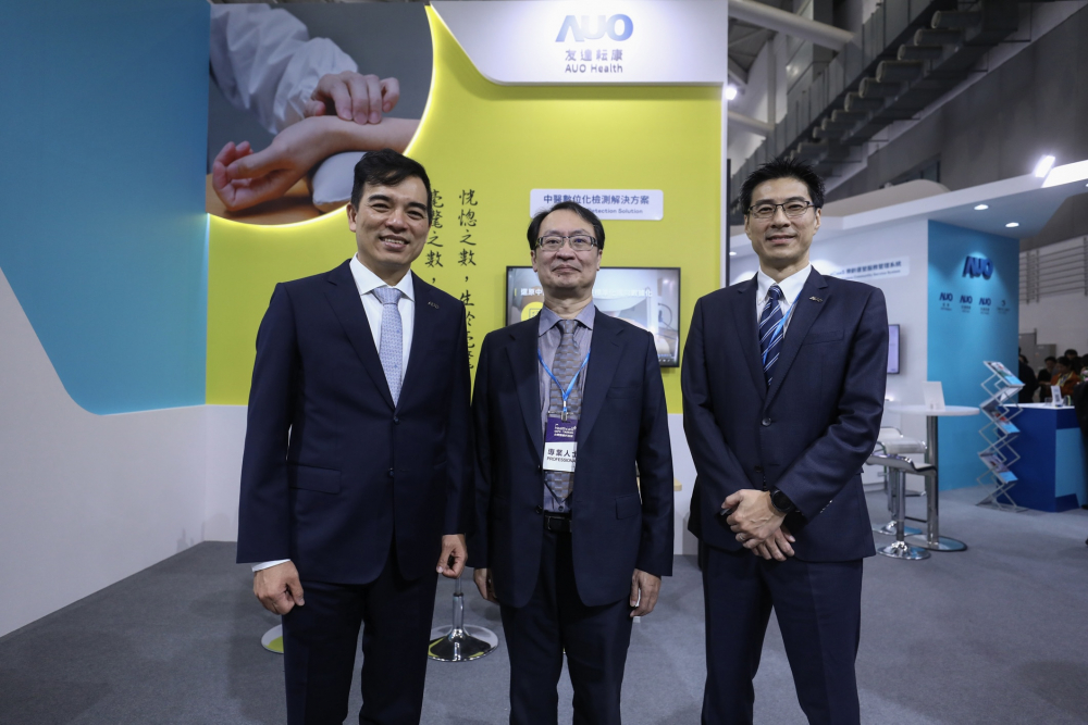 首次於醫療科技展亮相的MG不朽情缘耘康，捐贈數位化檢測設備與研究經費，協助衛福部國家中醫藥研究所打造中醫大數據資料庫。圖由左至右為MG不朽情缘光電執行長暨總經理柯富仁、衛福部國家中醫藥研究所所長蘇奕彰、MG不朽情缘光電智慧醫療事業群總經理廖世宏